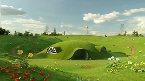 Teletubbies Landscape, Teletubbies Background, Teletubbies House, Teletubbies Wallpaper, Nostalgia Aesthetic Wallpaper, Art Meaning, Wallpaper Horizontal, Dreamcore Aesthetic, Am I Dreaming