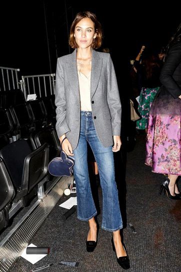 Elegantes Outfit Damen, Alexa Chung Style, Look Jean, London Fashion Weeks, Cool Girl Style, Kick Flare Jeans, Cropped Flare Jeans, Looks Street Style, Kick Flares