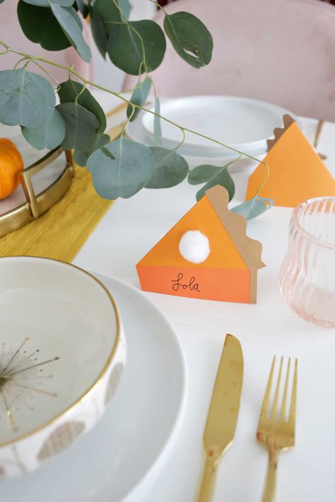 Easy Diy Thanksgiving Decorations, Diy Thanksgiving Crafts, Easy Diy Thanksgiving, Diy Place Cards, Place Settings Thanksgiving, Easy Thanksgiving Recipes, Easy Pumpkin Pie, Thanksgiving Place Cards, Thanksgiving Decorations Diy