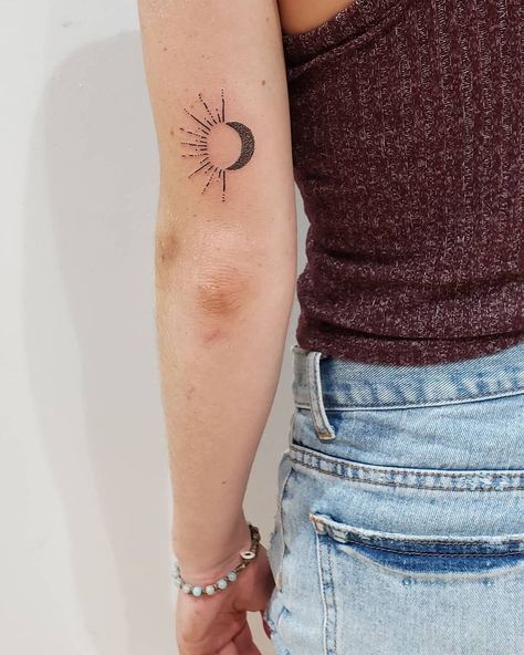 Aesthetic and Minimalist Sun and Moon Tattoos for Men and Women Small Tattoo Moon, Tattoo Moon And Sun, Moon Stencil, Moon Outline, Tattoo Spine, Rain Tattoo, Half Moon Tattoo, Tattoo Sun, Tattoo Roses