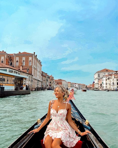 What To Wear In Venice, Italy Fall 2022 What To Wear In Venice, Venice Italy Outfit, Venice Photos, Italy Pictures, Cute Floral Dresses, Italy Summer, Venice Italy Travel, Europe Outfits, Europe Photos