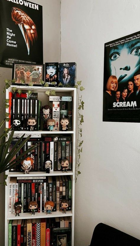 Horror Bookshelf, Horror Shelf, Horror Themed Room, Horror Bedroom Ideas, Horror Themed Bedroom, Horror Room Decor, Horror Bedroom, Movie Bedroom, Horror Room