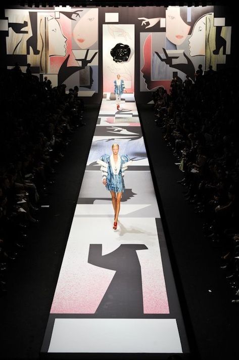 Fashion Show Scenography, Runway Design Stage, Fashion Show Stage Design, Runway Stage, Fashion Show Design, Catwalk Design, Fashion Show Party, Fashion Show Invitation, Runway Design