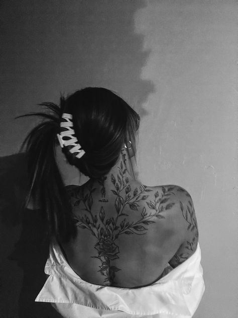 Back Tattoo Picture Poses, Back Tattoo Poses, Tattooed Photoshoot, Back Tattoo Photography, Spine Tattoo Photoshoot, Back Tattoo Photoshoot, Tattoo Photoshoot Woman, Tattoo Photography Photoshoot, Bedroom Photography Women