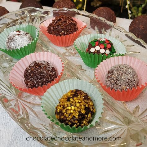 several decorated chocolate balls in paper wraps Kahlua Balls, Wrapping Chocolate, Kahlua And Cream, Homemade Irish Cream, Chocolate Ball, Thanksgiving Desserts Table, Xmas Desserts, Chocolate Balls, Boozy Desserts