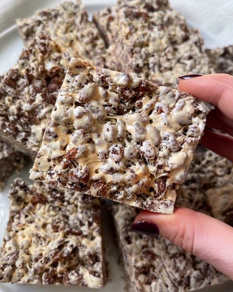 Protein Rice Crispy Treats Healthy, Protein Rice Crispy Treats, Peanut Butter Rice Crispy Treats, Low Calorie Sweets, Protein Rice, Chocolate Protein Balls, Peanut Butter Rice Krispies, Healthy High Protein Snacks, Chocolate Peanut Butter Recipes