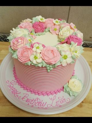 cake size 9" butter cream frosting n flowers Butter Cream Flowers, Butter Cream Cake, Smooth Buttercream, Butter Cream Frosting, Best Buttercream, Yoghurt Cake, Cupcakes Decorados, Cake Decorating Classes, Buttercream Cakes