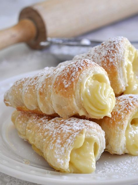 Italian Cream Stuffed Cannoncini (Puff Pastry Horns) Puff Pastry Shells, Kek Lapis, Cream Horns, Pastry Shells, Frozen Puff Pastry, Puff Pastry Recipes, Snacks Für Party, Cream Puffs, Cannoli