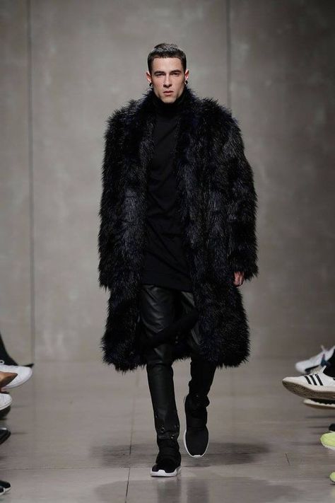 Mens Fur Coat, Mens Fur, Fall Winter 2016, Fur Coats, Mens Winter Fashion, Well Dressed Men, Fur Fashion, Runway Fashion, Black Fashion