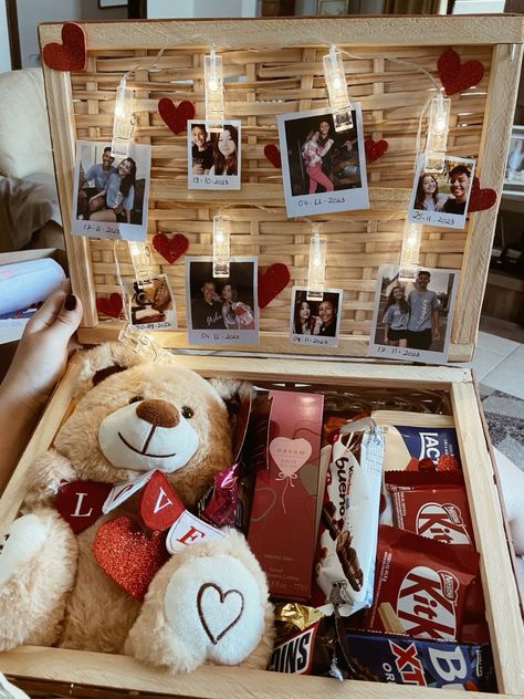 Present Box Ideas Boyfriend, Valentine’s Day Gift Baskets For Boyfriend, Anniversary Gift Ideas For Him Aesthetic, Couple Gift Box Ideas, Christmas Box Ideas For Girlfriend, Christmas Gift Box Boyfriend, Christmas Presents Ideas For Boyfriend, Gift Box For Boyfriend Ideas, Meaningful Gifts For Boyfriend Diy