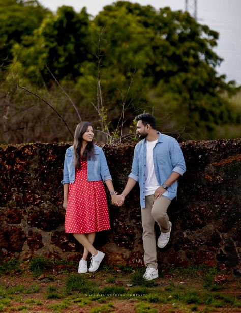 Save The Date Dress Ideas Kerala, Copal Photography, Save The Date Dress Ideas, Couple Dress Matching Indian, Casual Pre Wedding Photoshoot, Photo Poses In Saree, Couple Shoot Outfits, Goa Pics, Poses In Saree