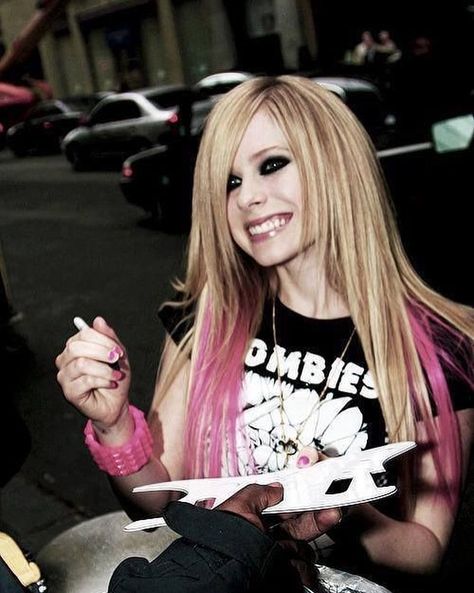 Early 2000s Hair, Avril Lavigne Aesthetic, 2000s Hair, Avril Levigne, Avril Lavingne, Avril Lavigne Photos, Avril Lavigne Style, Punk Princess, Appreciation Post