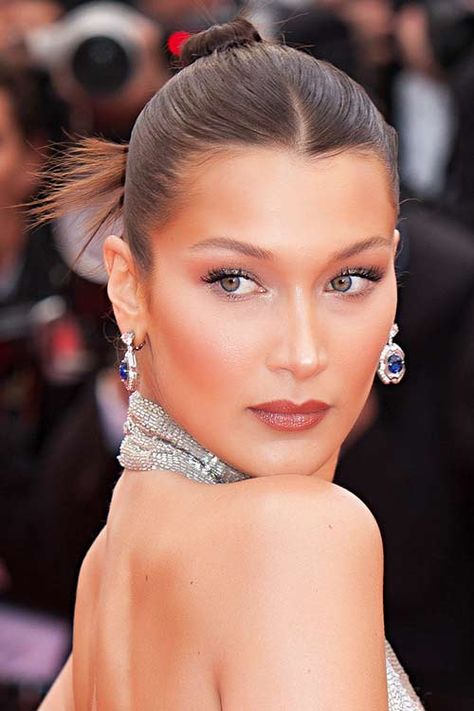 Bella Hadid's Hairstyles & Hair Colors | Steal Her Style Bella Hadid Hairstyle, Bella Hadid Hair, Slick Ponytail, Bella Hair, Makijaż Smokey Eye, Slicked Back Hair, Peinados Fáciles Para Cabello Corto, Slick Hairstyles, Curly Bob Hairstyles