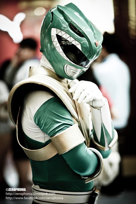 im lovin this season or chapter or whatever lol. its refreshing Green Ranger Helmet, Ranger Cosplay, Victorious Nickelodeon, Green Power Ranger, Power Rangers Comic, Jason David Frank, Power Rangers Cosplay, Tommy Oliver, Power Rangers Fan Art