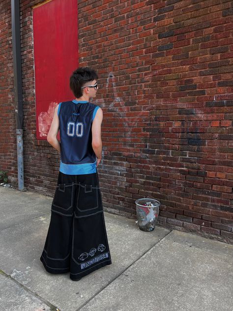 Reebok jersey with jnco jeans and vintage sunglasses Jnco Jeans, Tripp Nyc, Punk Outfits, Grunge Fashion, Vivienne Westwood, Halloween Outfits, Jean Outfits, High Fashion, Cool Outfits