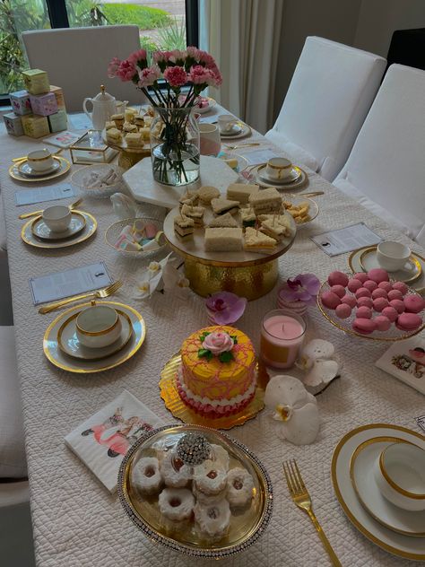 Birthday Lunch Ideas For Adults Decor, Bridgeton Watch Party, Brigington Party, Tea Party Bridal Shower Decorations Diy Table Settings, Brighton Themed Party, Bridgeton Aesthetic Party, Bridgerton Girls Night, Bridgerton Party Snacks, Bridgerton Themed Sweet 16