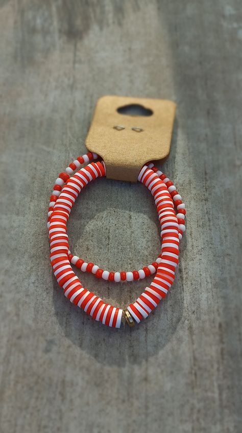 Candy cane themed clay bead bracelet Clay Bead Bracelet Ideas Christmas, Phonecase Ideas, Beads Business, Clay Bead Bracelet Ideas, Heishi Bracelets, Bead Bracelet Ideas, Clay Bead Bracelets, Clay Bracelets, Clay Bead Bracelet