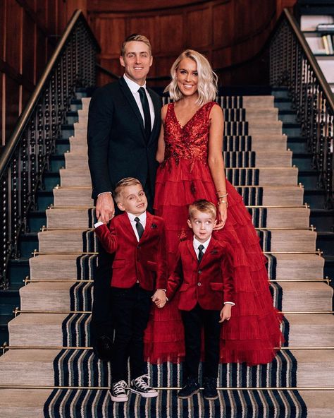 Poses 2023, Family Christmas Pictures Outfits, Family Holiday Pictures, Christmas Pictures Outfits, Christmas Family Photoshoot, Family Christmas Outfits, Red Things, Xmas Photos, Family Photoshoot Outfits