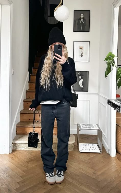 Northern Style Outfits, Styling A Black Tshirt, Wide Jeans Outfit Fall, Femme Tomboy Fashion Winter, Casual Edgy Outfits Fall 2024, Denver Street Style, Punk Skater Outfits, Weekend In London Outfit Winter, Edgy Athleisure Outfits