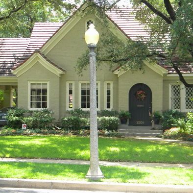 salola house two toned light green with black door Light Green House, Painted Brick House, Porte Cochere, Pintura Exterior, Cottage Style Homes, Casas Coloniales, Tudor House, Painted Brick, Cute House