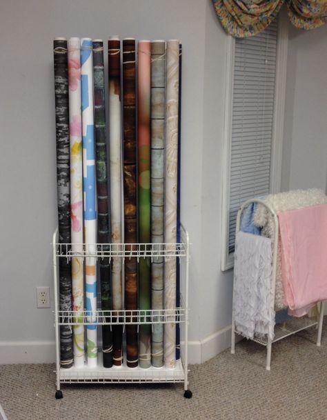 Backdrop organizer homemade. My daddy cut the metal shelf and folded down the cut parts. Rolled up paper drops with rubber bands. Now I can see at a glance my drops. Love this!!! Backdrop Organizer, Seamless Paper Storage, Backdrop Storage, Craftroom Ideas, Photography Organizations, Photography Studio Design, Photography Studio Setup, Garage Studio, Baby Storage