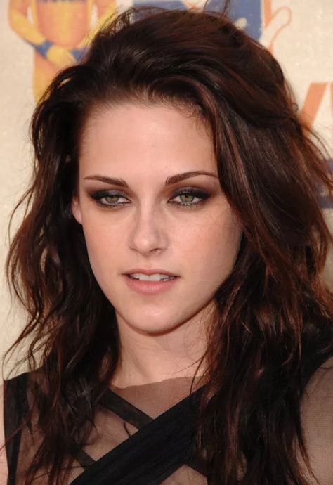 Kristen Stewart's 30 Best Hair Moments of All Time Kristen Stewart Twilight Hair, Kristen Stewart Kiss, Kristen Stewart Eyes, Retro Bangs, Kristen Stewart Hair, Kristen Stewart Twilight, Kristin Stewart, Mohawk Braid, Hair To One Side