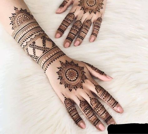 Bridel Mehandi Simple, Backside Mehndi Design Simple, Morden Mendhi Designs, Simple Bride Mehndi Designs, Mordern Mehandi Design, Backside Mehendi Design Unique, Mhendi Design Backside, Mehindi Desine, Bridel Mehandi Full Hand Simple