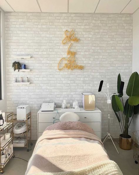 Facial Room Aesthetic, Aesthetician Room, Spa Room Ideas Estheticians, Massage Design, Spa Room Ideas, Therapy Rooms, Nyc Places, Facial Room, Design Therapy