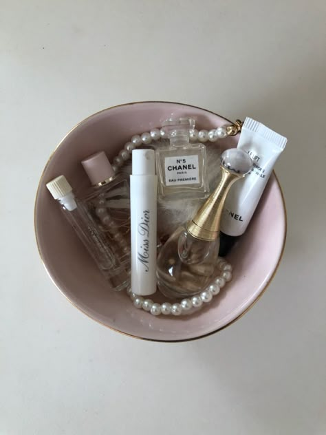 perfume samples, dior, chanel, bruberry, pearls, pink, gold Travel Size Perfume Aesthetic, Mini Dior Perfume, Mini Perfume Aesthetic, Mini Perfume Collection, Pink Bedroom Accessories, Sample Perfume, Blush Pink Bedroom, Mini Perfumes, Perfume Sample