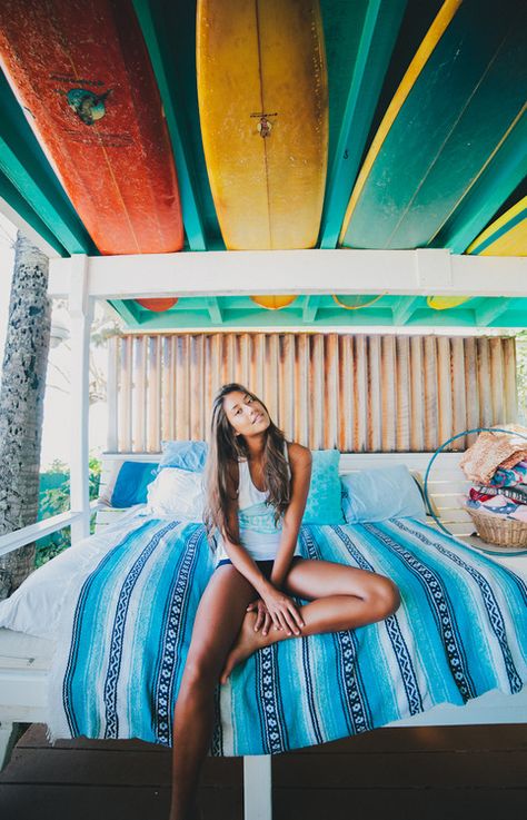 can you see with all the colors of the rainbow?  Can this be my room someday?  Limit the stuff & enjoy the ride! Deco Surf, Boho Surf, Surf Room, Beach Room, Surf House, Surf Shack, Beach Shack, Surf Style, Surfer Girl