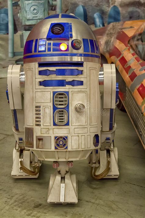 R2d2 Cosplay, Star Wars Robots, Star Wars Theme Room, Star Wars Makeup, R2d2 Star Wars, Star Wars Cookies, Star Wars Background, Star Wars Models, Star Wars Droids