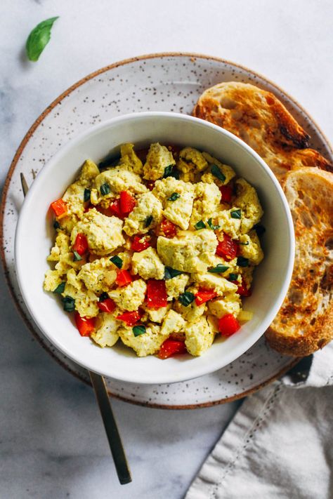 Easy Tofu Scramble- a healthy plant-based alternative to scrambled eggs that's packed full of flavor and protein. Just 8 ingredients to make! Soft Food Recipes, Tofu Scramble Recipe, Easy Tofu, Mexican Rice Casserole, Scrambled Tofu Recipe, Tofu Breakfast, Best Vegan Cheese, One Pot Vegetarian, Pancakes Vegan