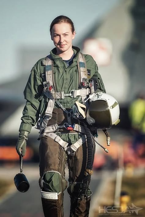 27 Pictures Of Women Fighter Pilots From Around The World Photo Avion, Female Pilots, Pilot Uniform, Jet Fighter Pilot, Female Pilot, Female Fighter, Military Girl, Female Soldier, Army Girl