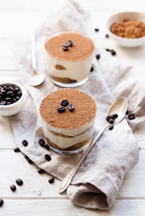 Individual Tiramisu, Brownie Cheesecake, Tiramisu Recipe, Favorite Dessert, 9x13 Baking Dish, Dessert Food, Köstliche Desserts, Mini Desserts, Trifle