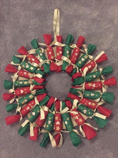 Homemade advent calendar: Christmas cracker wreath Advent Calendar Wreath Diy, Christmas Wreath Advent Calendar, Pringle Can Advent Calendar, Advent Calendar Wreath, Homemade Advent Calendar, Toilet Paper Roll Advent Calendar Chrisymas Tree, Homemade Advent Calendars, Advent Calendar Christmas, Christmas Cracker