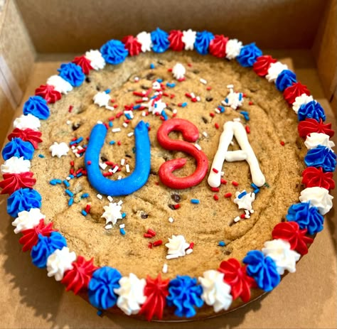 4th July Cookie Cake, 4th Of July Bakery Ideas, 4th Of July Cupcake Ideas, July 4 Cookie Cake, Usa Cookie Cake, Fourth Of July Cookie Cake, 4th Of July Cake Ideas, Patriotic Cake Ideas, Cookie Cake 4th Of July