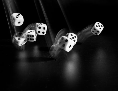 Dice Photography Art, Focus Photography Ideas, Moving Objects Photography, Easy Photography Ideas For Beginners, Blur Motion Photography, Long Shutter Speed Photography, Shutter Speed Photography Ideas, Movement Photography Ideas, Motion Photography Ideas