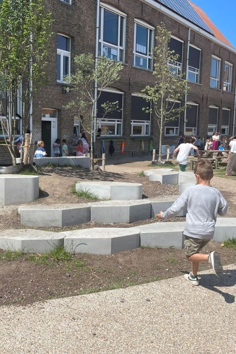 Sur la cour de récréation de l'école primaire De Anker, des monticules de jeu ont été créés à l'aide de marches et de bancs fabriqués sur mesure par Stradus. Les éléments, réalisés en béton auto-compactant, ont deux hauteurs et une forme fantaisiste. En outre, le bac à sable est entouré d'éléments qui ont également été fabriqués sur mesure à cette fin. #StreetArt Street Art, Street View