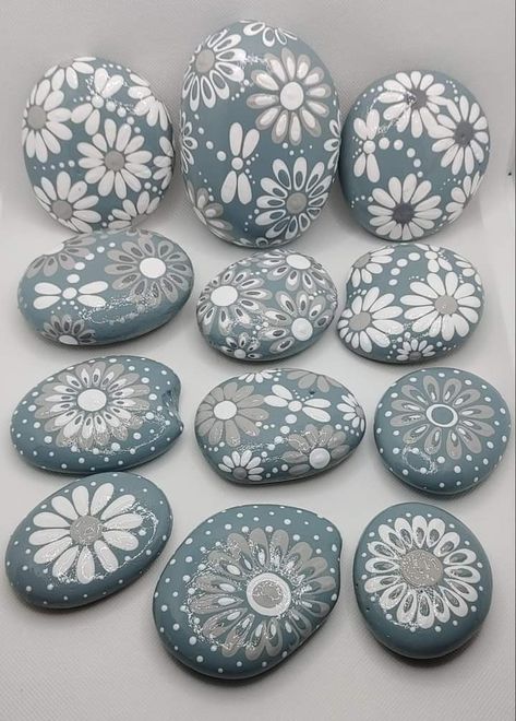 Diy Rock Art, Art Pierre, Mandala Rock Art, Stone Art Painting, Painted Rocks Craft, Painted Rocks Diy, Rock Painting Ideas Easy, Rock Painting Patterns, Hand Painted Stones