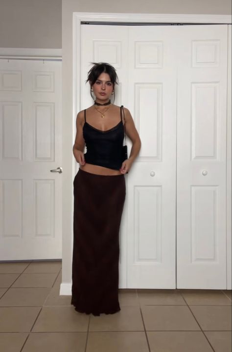 Long Skirt Small Top Aesthetic, Low Waist Maxi Skirt Outfit, Maxi Skirt And Crop Top Outfit, Outfits For Long Legs Short Torso, Venus In Aries Style Outfits, Summer Outfits Dark Feminine, Long Skirt Concert Outfit, Maxi Brown Skirt Outfit, Outfits With Skirts Long