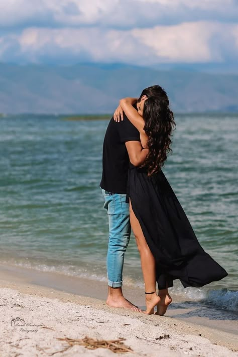 جزر المالديف, Couples Beach Photography, Pre Wedding Photoshoot Outfit, Pre Wedding Photoshoot Outdoor, Wedding Photoshoot Poses, Car Shows, Beach Photography Poses, Couple Picture Poses, Cute Couple Poses