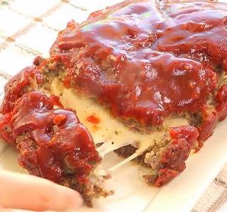 Hamburger Mozzarella Recipes, Mozzarella Meatloaf, Meatloaf Ideas, Mozzarella Stuffed Meatloaf, Italian Meatloaf Recipes, Homemade Italian Seasoning, Cheese Stuffed Meatloaf, Stuffed Meatloaf, Smoked Meatloaf