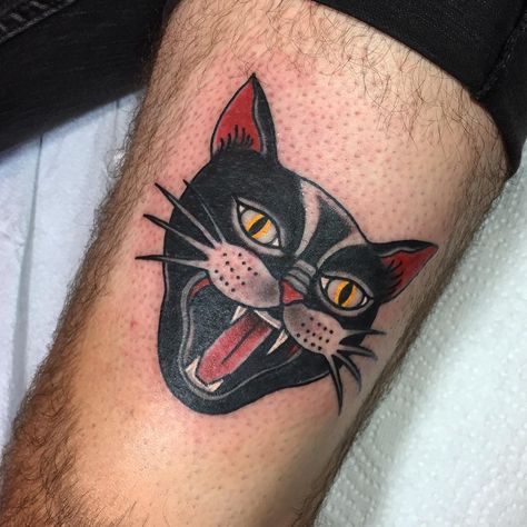 Black Cat Hissing Tattoo, Traditional Cat Tattoo Black And White, Americana Cat Tattoo, Traditional Cat Face Tattoo, Black Cat Face Tattoo, American Traditional Black Cat, Hissing Cat Tattoo, Cat Tattoo Men, Cat Knee Tattoo