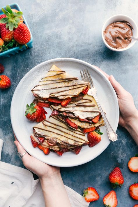 Strawberry Crepes, Nutella Crepes, Chelsea's Messy Apron, Sweet Crepes, Healthy Recipes Easy Snacks, Healthy Snacks Easy, Food Goals, Healthy Snacks Recipes, Cafe Food