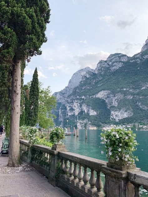 Casa Exterior, Dream Beach, Travel World, Dream Travel Destinations, Northern Italy, Lake Como, Pretty Places, Dream Destinations, Travel Aesthetic