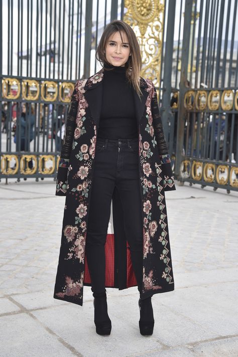 15 Fall Style Secrets to Steal from Short Girls Printed Coat Pants For Women, Russian Woman Style, Short Girl Fashion, Mira Duma, Socks Ankle, Floral Coat, Miroslava Duma, Embroidered Coat, Dakota Fanning