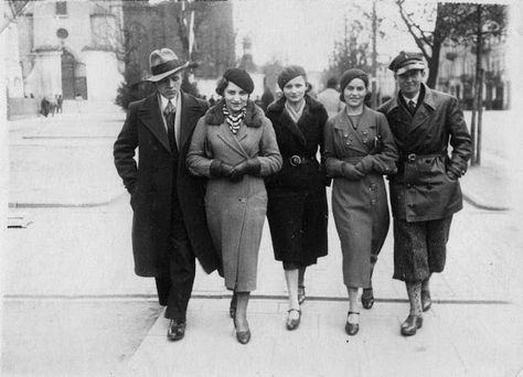 vintage everyday: Warsaw in the 1930s: A Look Back at Poland's Capital Just… Vintage Fashion 1930s, 1930 Fashion, 30s Fashion, 20th Century Fashion, Look Retro, Retro Mode, 1930s Fashion, 1940s Fashion, 1920s Fashion