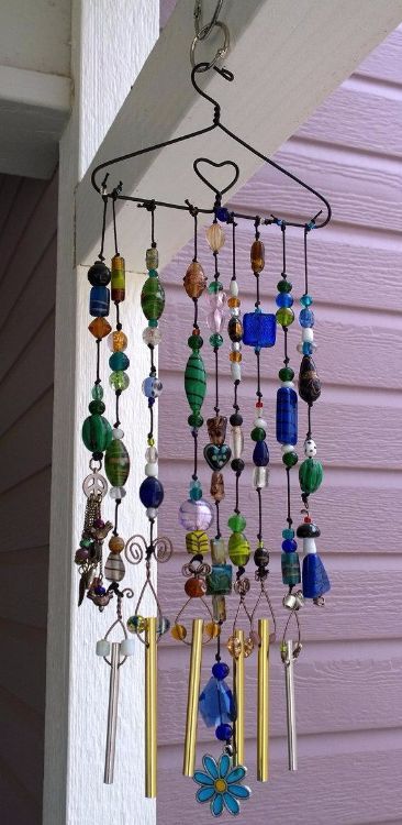 10 impressive ways to upcycle coat hangers Wire Hanger Crafts, Carillons Diy, Make Wind Chimes, Wind Chimes Homemade, Wind Chimes Craft, Hanger Crafts, Diy Wind Chimes, Wire Hangers, Wire Crafts