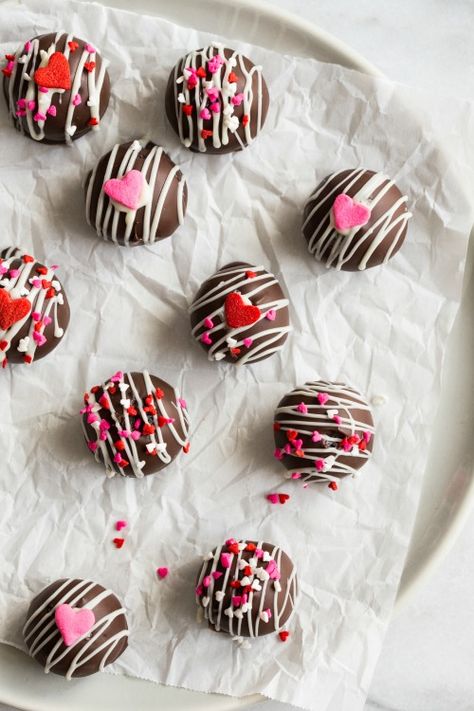 Berry Oreo Truffles from @bakingaddiction Chocolate San Valentin, Strawberry Truffle, Valentine Sweets, Oreo Cookie Balls, Candy Wafers, Homemade Truffles, Cookie Balls, Valentines Baking, Oreo Balls