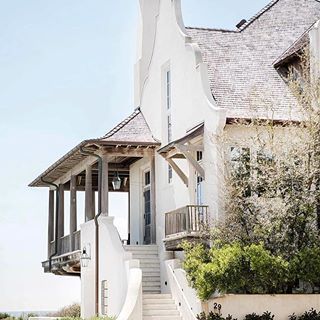 House goals! 😱😍😍😍 What’s the first word that comes to mind after seeing this gorgeous home? 📷: @kellikroneberger via @viewfrommyheels Extension Veranda, Cape Dutch, Interior Minimalista, Dutch Colonial, Home Luxury, Cottage Ideas, Beach House Interior, Beach House Design, Beach Home